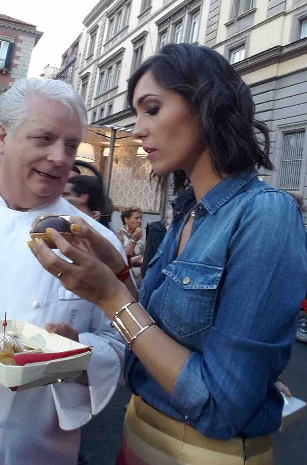 IL PIU’ GRANDE PASTICCERE 2: CAMEO DI CATERINA BALIVO NELL’ESTERNA DI NAPOLI