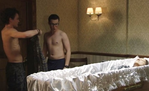 EASTENDERS: NELLA SOAP INGLESE DUE GAY SI DANNO DA FARE DAVANTI AD UN CADAVERE. E SCOPPIA LA POLEMICA