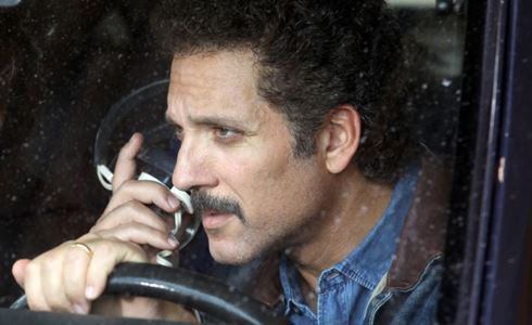 IO NON MI ARRENDO: BEPPE FIORELLO RACCONTA IL DRAMMA DELLA “TERRA DEI FUOCHI”