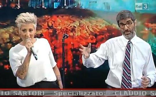 PARALLELO ITALIA: LA PROTESTA IN PIAZZA DEGENERA. BOTTIGLIE SU MALIKA AYANE (VIDEO)