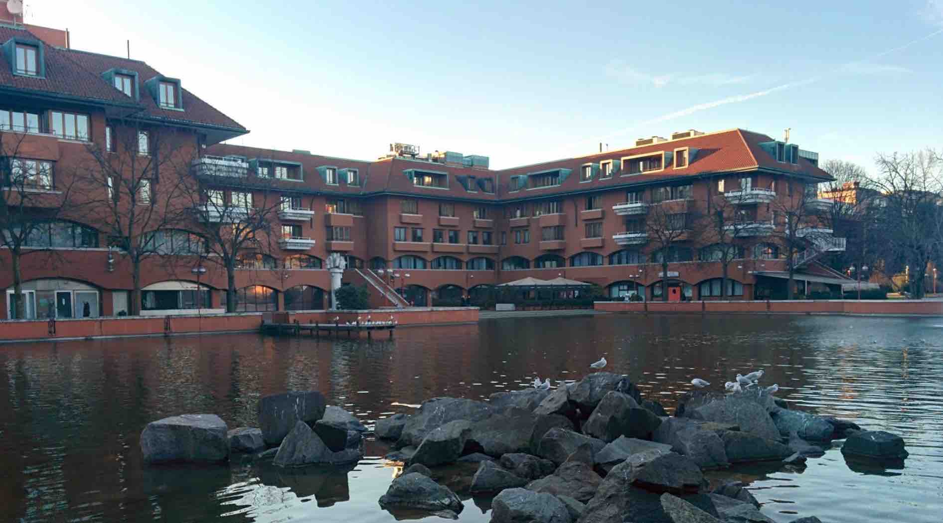 BOOM! MEDIASET CHIUDE LA STORICA SEDE DI PALAZZO DEI CIGNI A MILANO 2