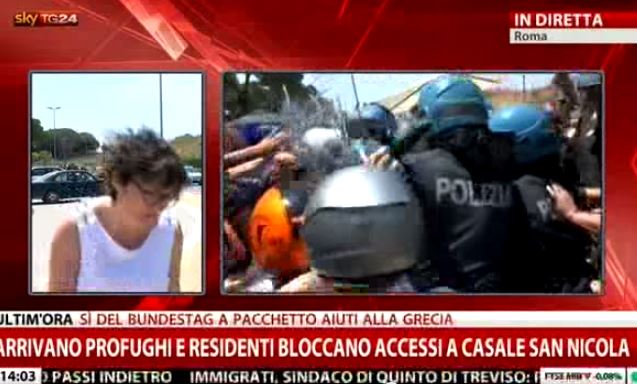 SKY TG24: GIORNALISTA SVIENE IN DIRETTA PER IL CALDO (VIDEO)