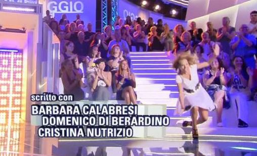 BARBARA D’URSO CADE IN DIRETTA A POMERIGGIO CINQUE | VIDEO