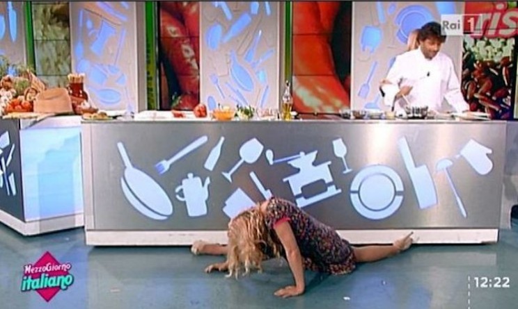 LISA FUSCO (SI) SPACCA DI BRUTTO! A MEZZOGIORNO ITALIANO SI ROMPE UN GOMITO (VIDEO)