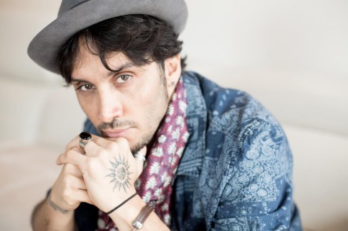 BOOM! AMICI 15: FABRIZIO MORO NUOVO PROFESSORE DI CANTO. FUORI FRANCESCO SARCINA