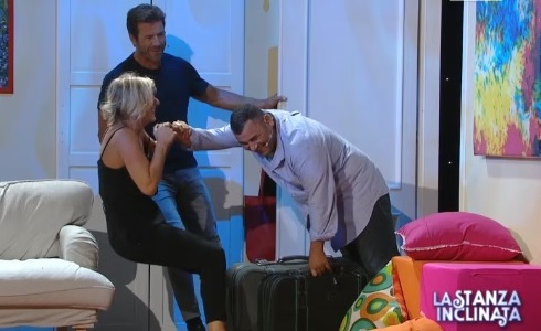 STASERA TUTTO E’ POSSIBILE: RAI 2 LA BUTTA IN CACIARA, MA IL SORRISO E’ CONTAGIOSO