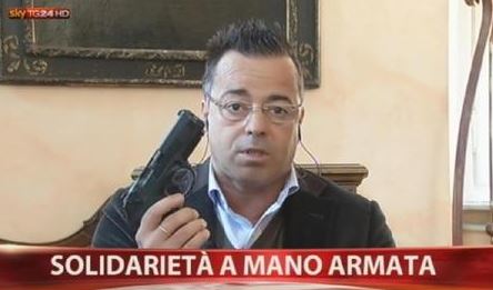 SKYTG24: GIANLUCA BUONANNO ESTRAE UNA PISTOLA IN DIRETTA (VIDEO). VARETTO: COMPORTAMENTO INACCETTABILE