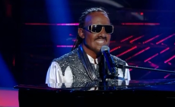 TALE E QUALE SHOW 2015, SESTA PUNTATA: VINCE CICCHELLA CON “L’INIMITABILE VIBRATONE DI STEVIE WONDER”