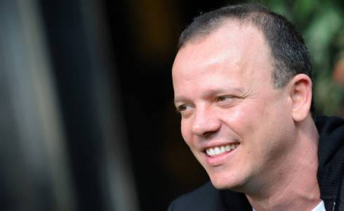 CAPODANNO 2016: GIGI D’ALESSIO BRINDA SU CANALE 5 IN DIRETTA DA BARI