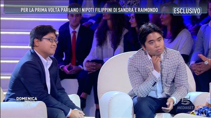SANDRA E RAIMONDO: PER LA PRIMA VOLTA A DOMENICA LIVE I FILIPPINI ‘ADOTTATI’ DAI VIANELLO