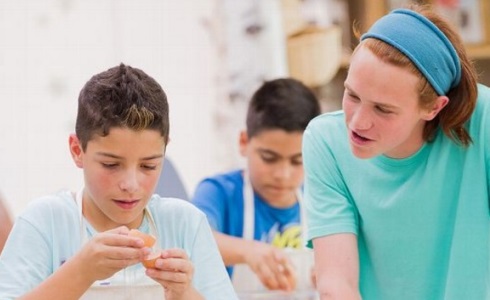 JUNOR BAKE OFF ITALIA: BENEDETTA PARODI PROTAGONISTA DI UNO SHOW DA FIABA. MA CON TROPPE LACRIME