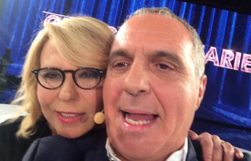 PANARIELLO SOTTO L’ALBERO: STASERA E DOMANI SU RAI1 CON MARIA DE FILIPPI, IL VOLO E MATT DILLON