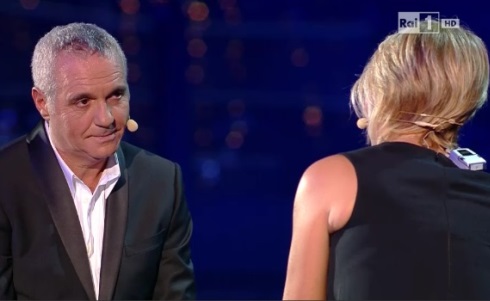 PANARIELLO SOTTO L’ALBERO: MARIA DE FILIPPI ED EMMA MATTATRICI DI UNO SHOW CHE DI NUOVO NON HA NULLA, MA VINCE