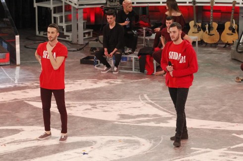 AMICI 15, SETTIMO SPECIALE IN DIRETTA: LO SFIDANTE PATRIZIO PERDE CONTRO ANDREAS MA ENTRA COMUNQUE NELLA SCUOLA