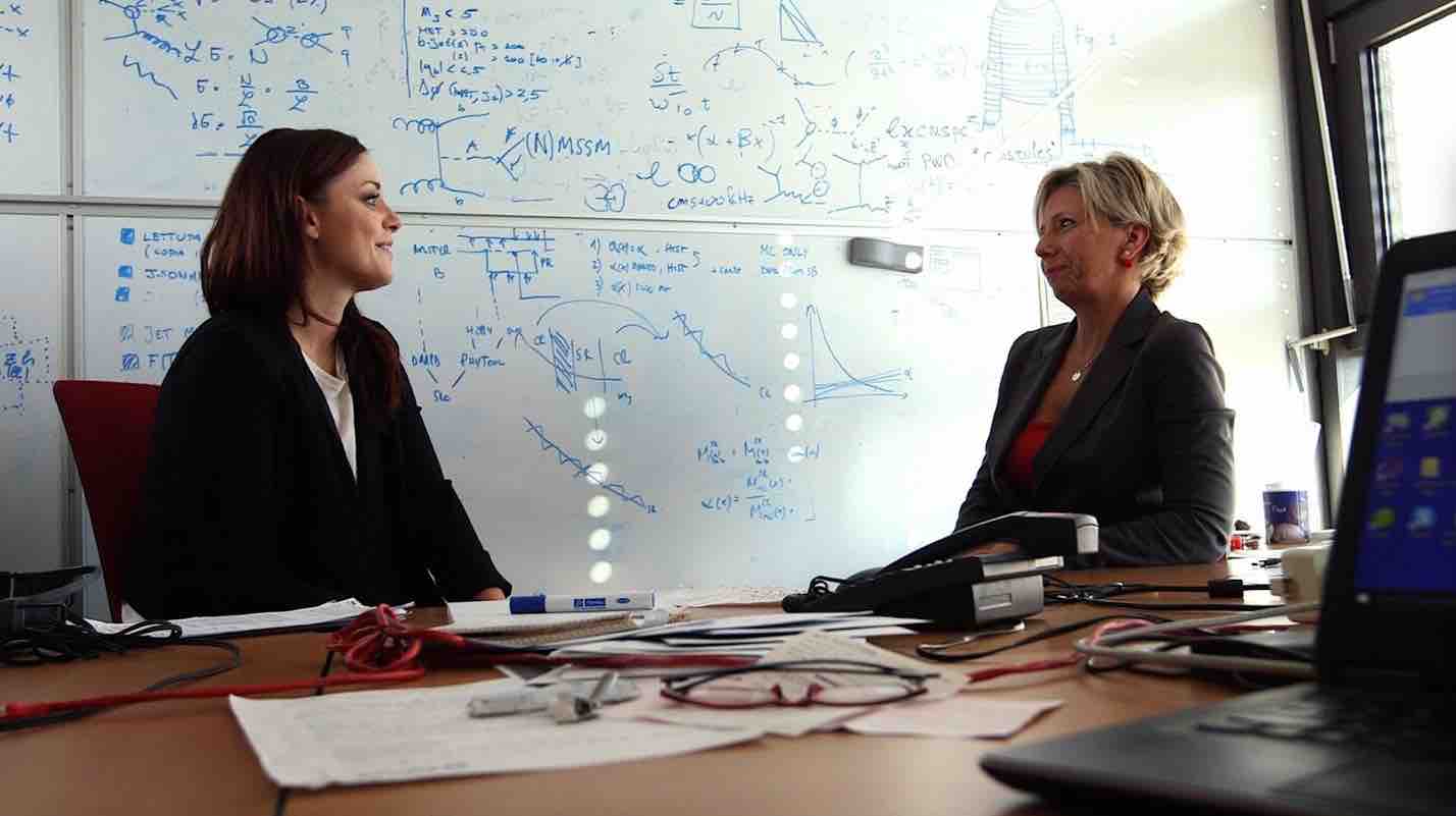 TV SULL’ORLO DI UNA CRISI DI NERVI: TUTTA COLPA DI EINSTEIN DALL’ANALISTA