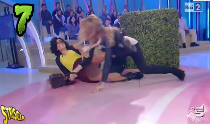 INCIDENTE HOT A DETTO FATTO: CATERINA BALIVO SENZA MUTANDE?