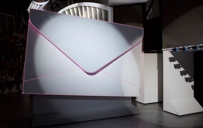 C’E’ POSTA PER TE: LEI RIFIUTA L’INVITO, LUI ACCOLTELLA IL RIVALE IN AMORE