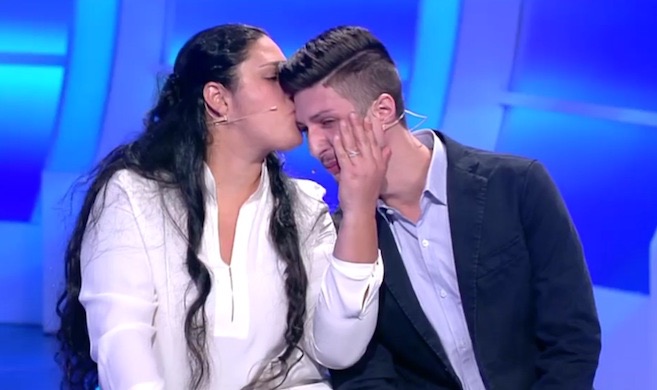 C’E’ POSTA PER TE: “SE SEI GAY DEVI MORIRE” . PADRE CHIEDE SCUSA AL FIGLIO OMOSESSUALE