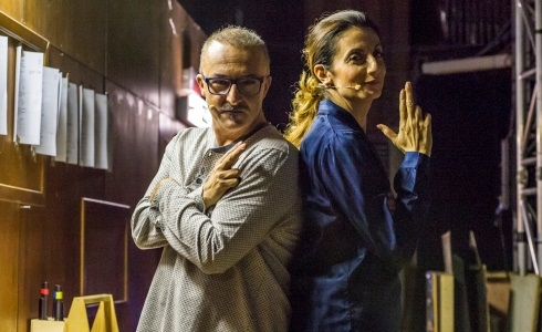 FATTI UNICI: IL TEATRO RESTA (ADATTO AL) TEATRO, ANCHE SE FA SORRIDERE IN TV