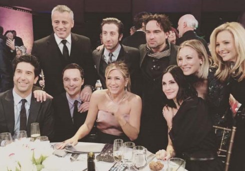 FRIENDS INCONTRA THE BIG BANG THEORY: LA FOTO EVENTO