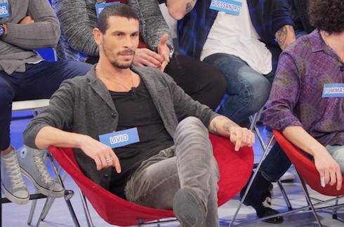 UOMINI E DONNE: L’EX GRANDE FRATELLO LIVIO CORTEGGIA LA “COINQUILINA” ROSSELLA