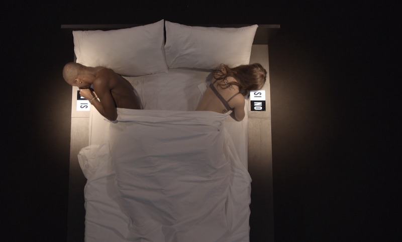 UNDRESSED: NUDI, A LETTO, CON DEEJAY PER IL PRIMO APPUNTAMENTO (FOTO)