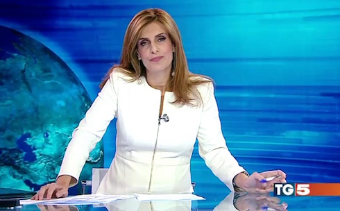 TG5: CRISTINA BIANCHINO SOSTITUITA IN DIRETTA PER UN MALORE