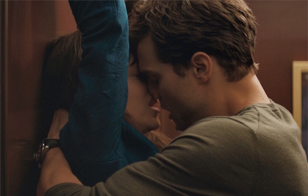 CINQUANTA SFUMATURE DI GRIGIO IN PRIME TIME SU CANALE 5: “NON C’E’ RISPETTO PER LE FAMIGLIE” TUONA IL MOIGE