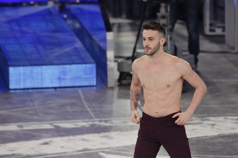 AMICI 15, NONO SPECIALE IN DIRETTA: GARRISON STRONCA DI NUOVO ANDREAS. FABRIZIO MORO SCRIVE (E CANTA) UN INEDITO PER I LA RUA ED ELODIE