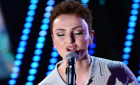 FESTIVAL DI SANREMO 2016: LA STRALUNATA ARISA TRA LITI, “CACCOLE” E CONTROSENSI