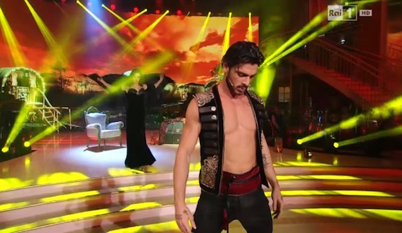 BALLANDO CON LE STELLE 2016, SECONDA PUNTATA: SENZA MAYER E CON LA PETALOSA LUCARELLI, IL PRIMO ELIMINATO E’ LANDO BUZZANCA