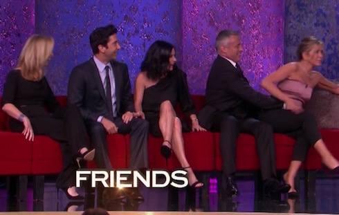TRIBUTO A JAMES BURROWS: ECCO IL PROMO CON I CAST DI FRIENDS, WILL AND GRACE, THE BIG BANG THEORY…