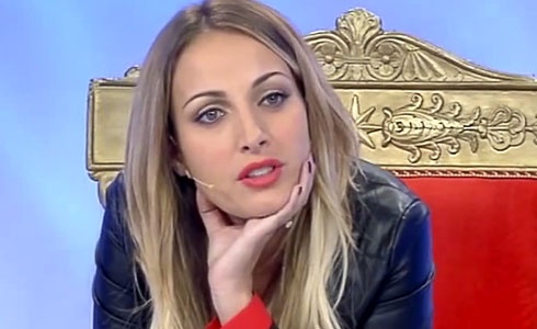 UOMINI E DONNE: ROSSELLA INTELLICATO ABBANDONA IL TRONO. RISSA CON TINA CIPOLLARI