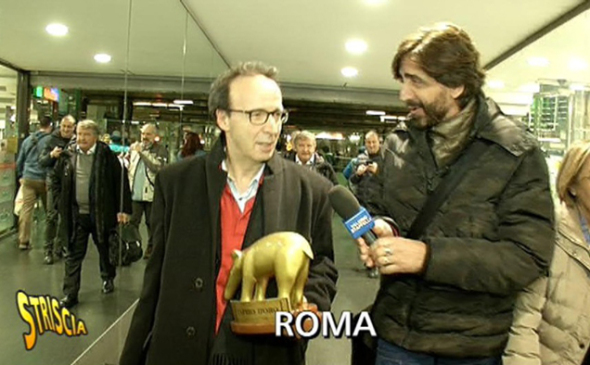 STRISCIA LA NOTIZIA: TAPIRO D’ORO A ROBERTO BENIGNI PER LE CRITICHE DI DARIO FO