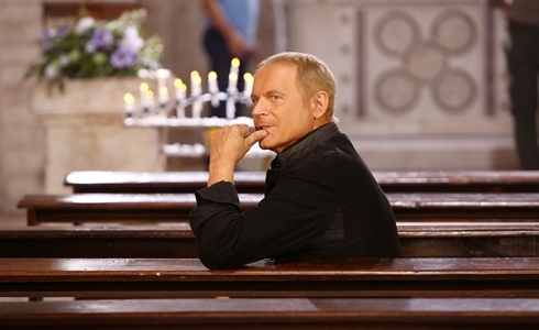 PROGRAMMI TV DI STASERA, GIOVEDÌ 3 MARZO 2016. TERENCE HILL E’ DON MATTEO SU RAI1 E UN SUPERPIEDE QUASI PIATTO SU RETE4