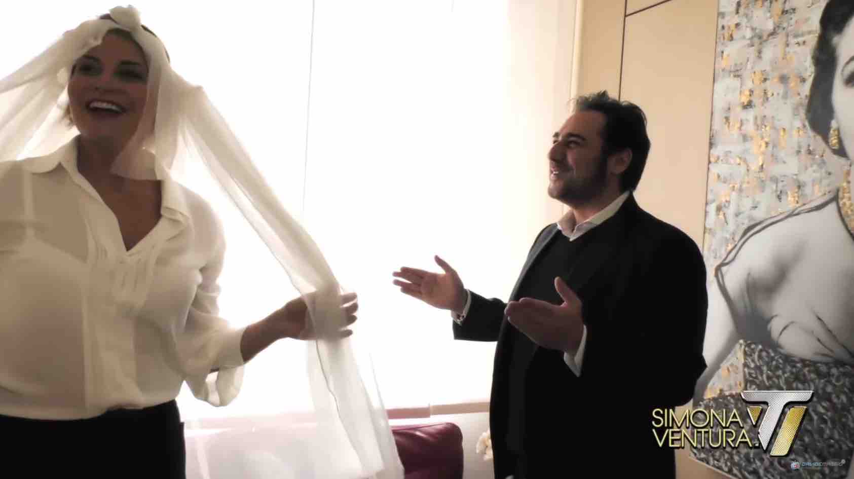 ISOLA 2016: SIMONA SPOSA CADAVERE CON LA FURBA ‘GONNA ZANZARIERA’