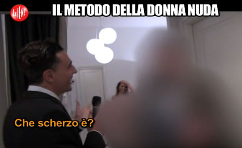LE IENE: CHI E’ IL VIP MISTERIOSO VITTIMA DEL METODO DELLA DONNA NUDA?