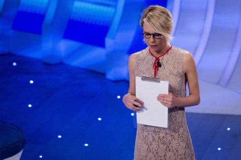 C’E’ POSTA PER TE CHIUDE CON LA AMOROSO E UNA STORIA GAY. MA QUELLO DI MARIA A BALLANDO E’ SOLO UN ARRIVEDERCI (TRA DUE SETTIMANE)