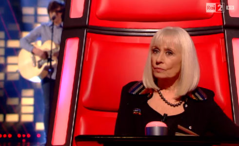 THE VOICE 2016: RAFFAELLA CARRA’ COACH TRA GAFFE E FIGURACCE. “BASTARDA” LE GRIDA UNA NONNA