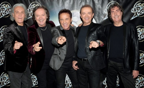 POOH – AMICI PER SEMPRE: QUESTA SERA CARLO CONTI FESTEGGIA SU RAI 1 LA BAND CON UNA SERATA EVENTO