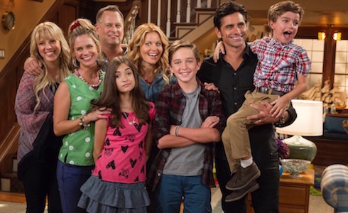 LE PAGELLE DELLA SETTIMANA TV (22-28/02/2016). PROMOSSI DOWNTON ABBEY E LA REUNION DE LE IENE, BOCCIATI I RICICLATI DELL’ISOLA E LE AMICHE DI MAMMA