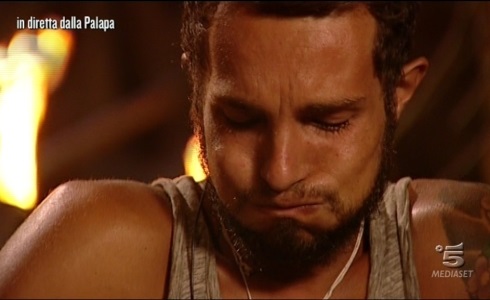 ISOLA DEI FAMOSI 2016: NESSUNO TOCCHI MARCO CARTA.