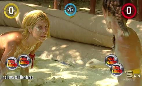 ISOLA DEI FAMOSI 2016: QUELLA SPORCA LOTTA GRECO-HONDUREGNA. I NAUFRAGHI SI FANNO MALE. LA BONAS E GRACIA RIMANGONO IN TOPLESS