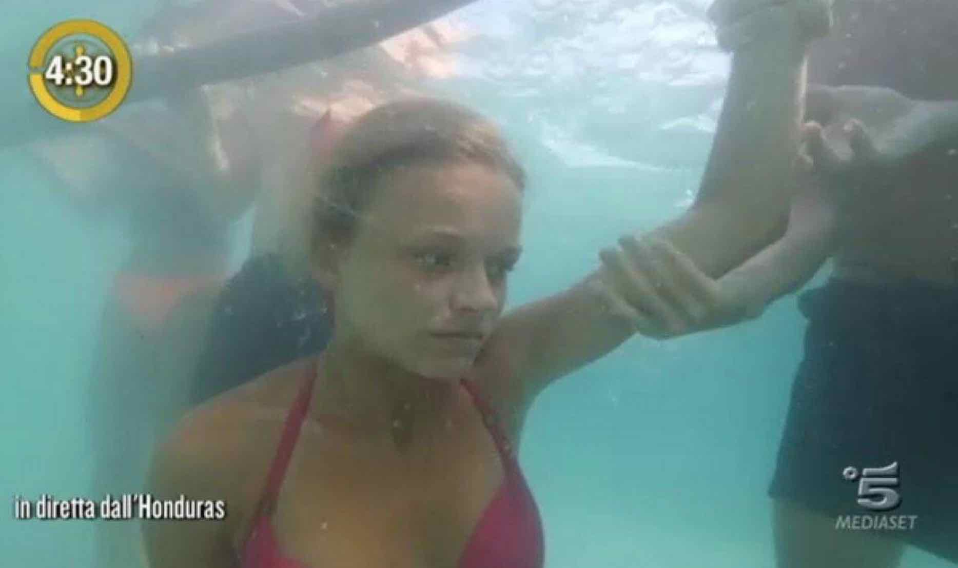 ISOLA DEI FAMOSI 2016: PANICO IN STUDIO PER L’APNEA DI MERCEDESZ