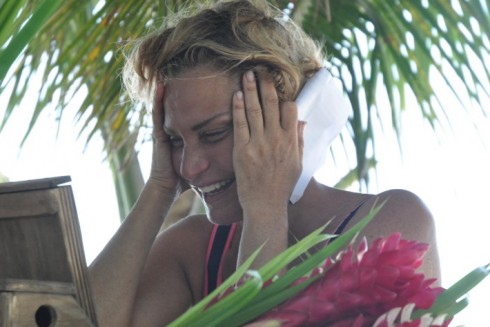 ISOLA 2016, GIORNO 24: SI FESTEGGIA IL COMPLEANNO DI SIMONA, MA JONAS E’ ASTEMIO. A PLAYA SOLEDAD INTERVIENE IL DOTTORE