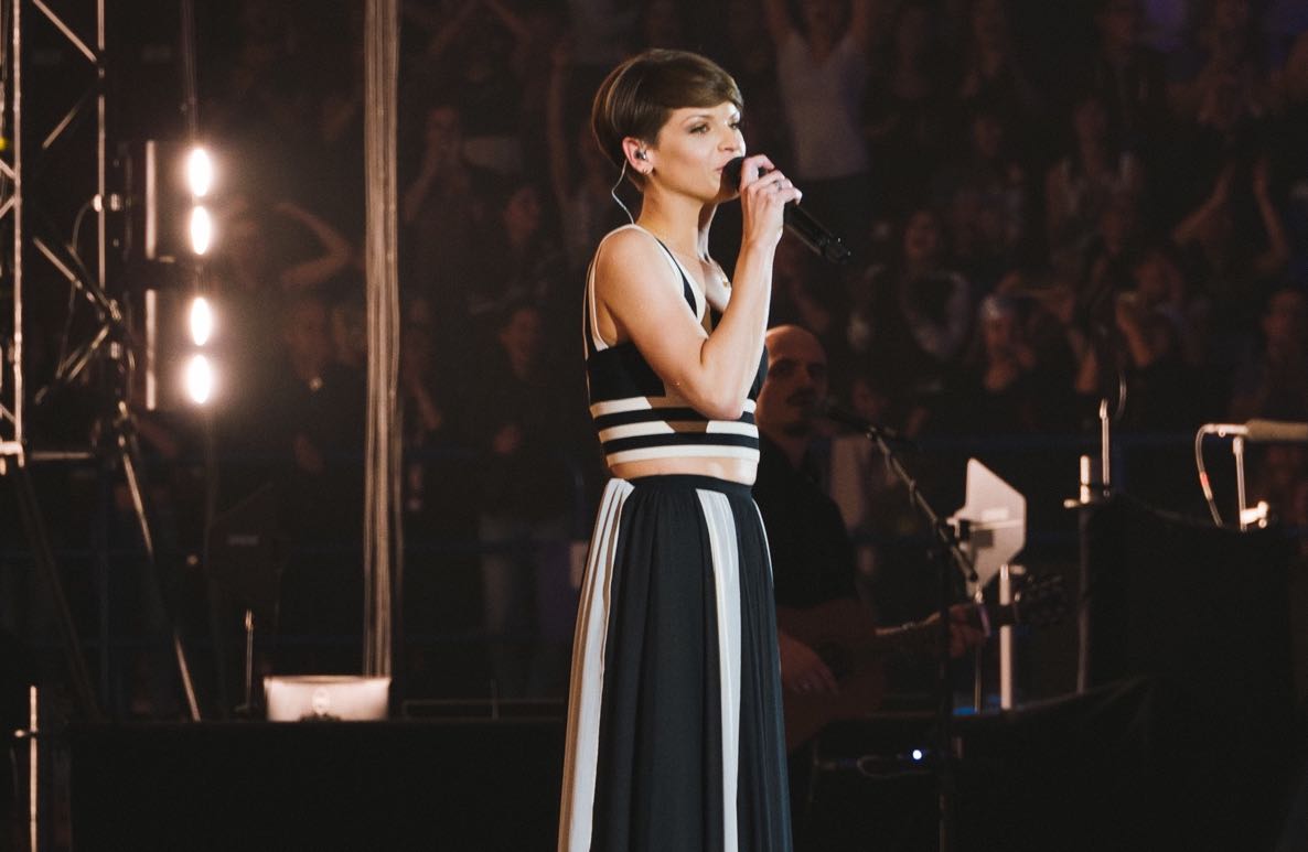 ALESSANDRA AMOROSO A DM: “MI PIACE CONDIVIDERE LA FORTUNA. IL MIO SUCCESSO E’ ANCHE QUELLO DELLA MIA #BIGFAMILY”. IL CONCERTO DI MILANO IN ONDA SU MEDIASET