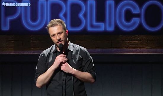 NEMICO PUBBLICO: STAND UP COMEDY ANNACQUATA, MONTANINI RINUNCIA A GRAFFIARE DAVVERO