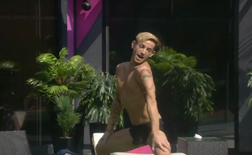 GRANDE FRATELLO (DI ARIANA): SI SPOGLIA AL CELEBRITY BIG BROTHER (VIDEO)