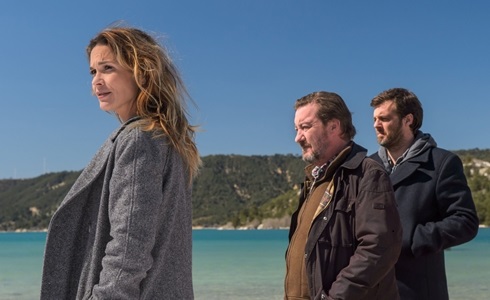 PROGRAMMI TV DI STASERA, DOMENICA 28 AGOSTO 2016. SU CANALE 5 AL VIA LA MINISERIE I DELITTI DEL LAGO