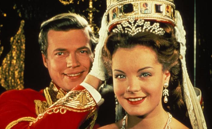 ASCOLTI TV | VENERDI 12 AGOSTO 2016. I TUFFI AL 15.3%, SISSI AL 9.3%. PAPERISSIMA SPRINT SI FERMA AL 9%